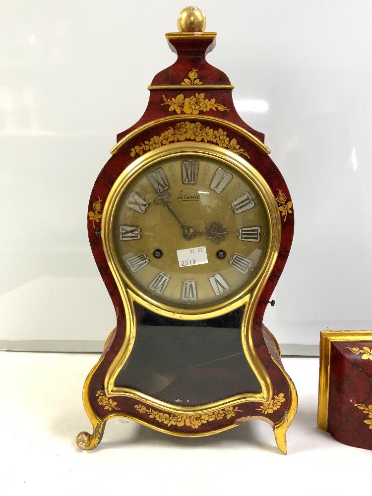A 20-CENTURY RED AND GOLD LACQUER-SHAPED BRACKET CLOCK BY -LE CASTEL. WITH A SWISS MOVEMENT, 110177. - Image 2 of 9