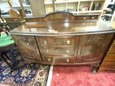 A 1930s MAHOGANY BOW FRONT SIDEBOARD WITH THREE DRAWERS, ON BALL AND CLAW FEET. 150X48X98.