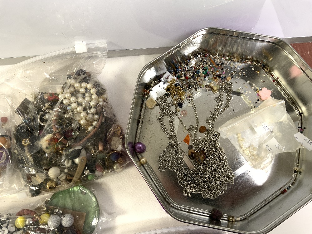 A QUANTITY OF COSTUME JEWELERY. - Image 6 of 6