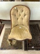 A NINETEENTH CENTURY FRENCH UPHOLSTERED MAHOGANY SALON CHAIR.