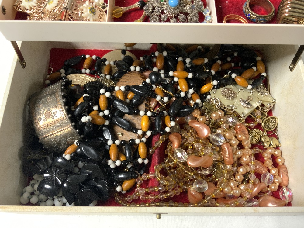 A QUANTITY OF MIXED COSTUME JEWELERY. - Image 2 of 3