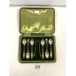 A SET OF SIX HALLMARKED SILVER TEA SPOONS AND MATCHING TONGS IN CASE; SHEFFIELD 1908, MAKERS