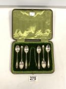 A SET OF SIX HALLMARKED SILVER TEA SPOONS AND MATCHING TONGS IN CASE; SHEFFIELD 1908, MAKERS