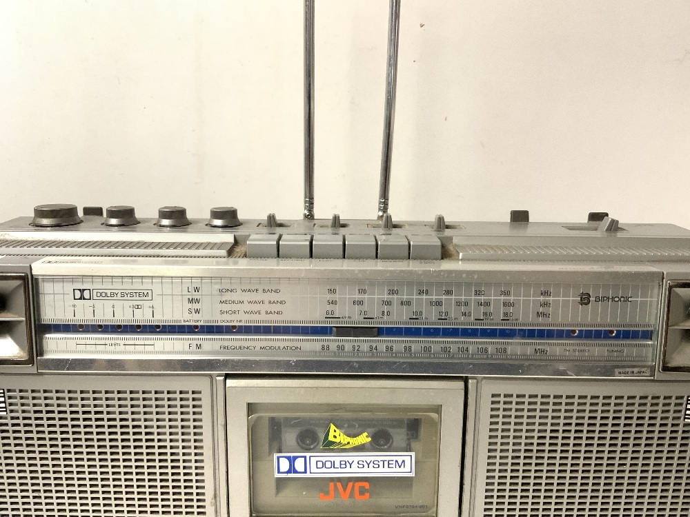 A JVC BIPHONIC PORTABLE CASSETTE / RADIO PLAYER, AND A PANASONIC RX-ES25 POWER BLASTER CD / RADIO - Image 7 of 11