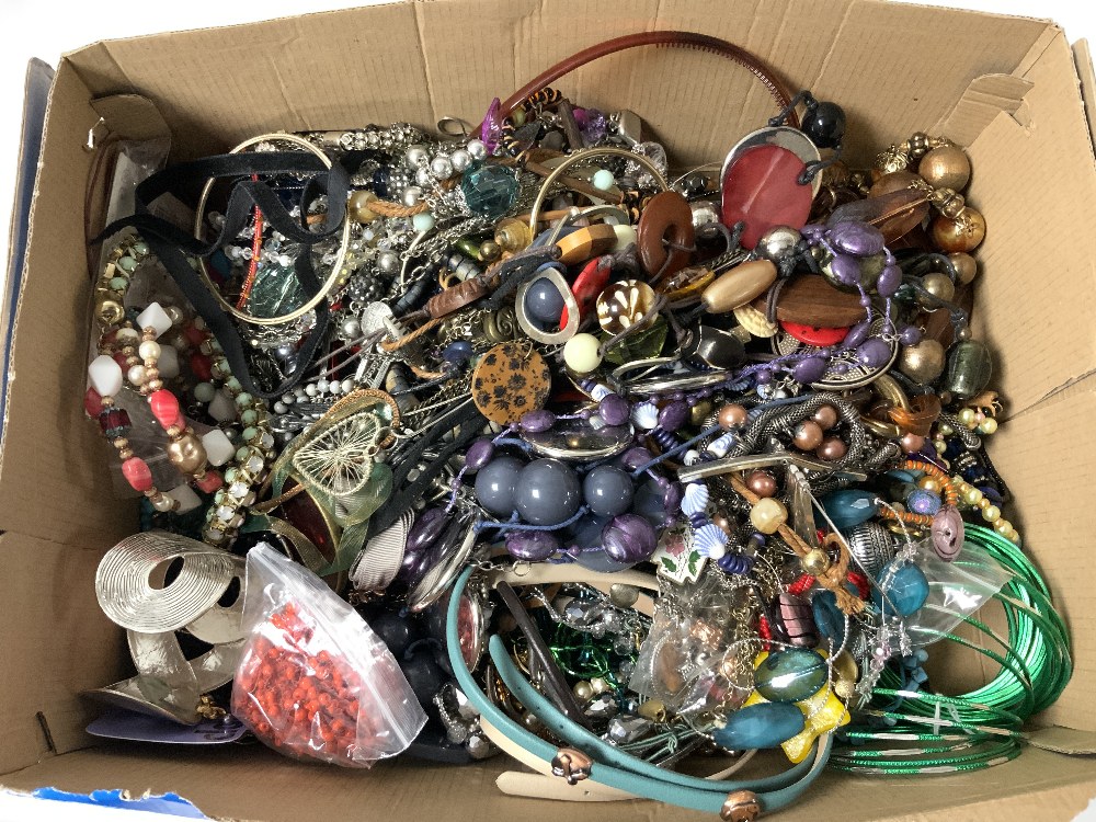 A QUANTITY OF MIXED COSTUME JEWELLERY. - Image 3 of 3