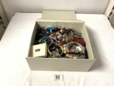 A QUANTITY OF MIXED COSTUME JEWELLERY.