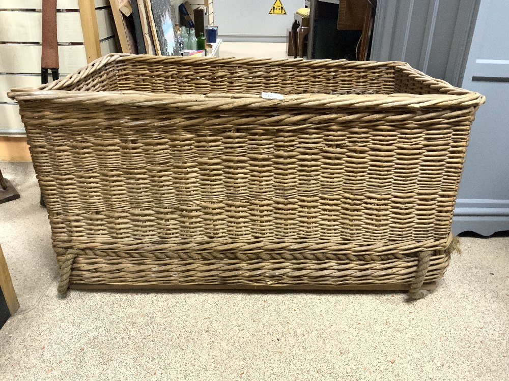 LARGE WICKER LAUNDRY BASKET 98 X 62 X 47CM - Image 3 of 3