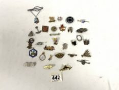 A QUANTITY OF MILITARY AND OTHER ENAMEL AND METAL BROOCHES AND BADGES.
