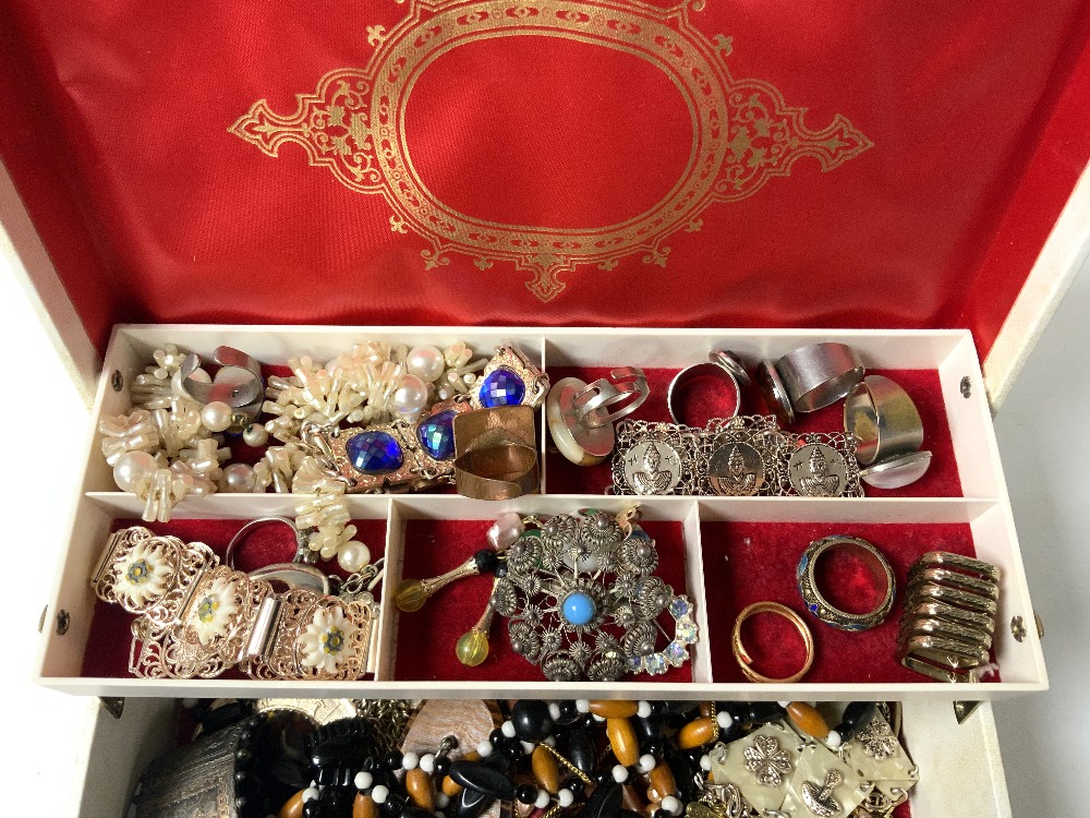 A QUANTITY OF MIXED COSTUME JEWELERY. - Image 3 of 3