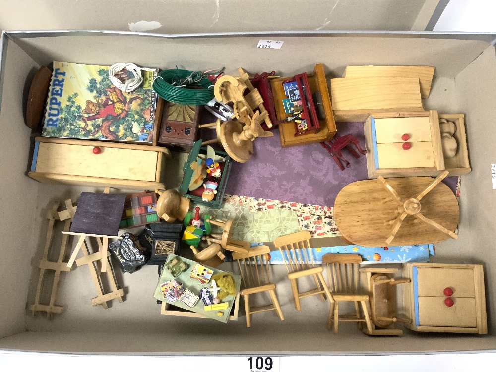 A QUANTITY OF WOODEN DOLLS HOUSE FURNITURE AND ACCESSORIES. - Image 2 of 3