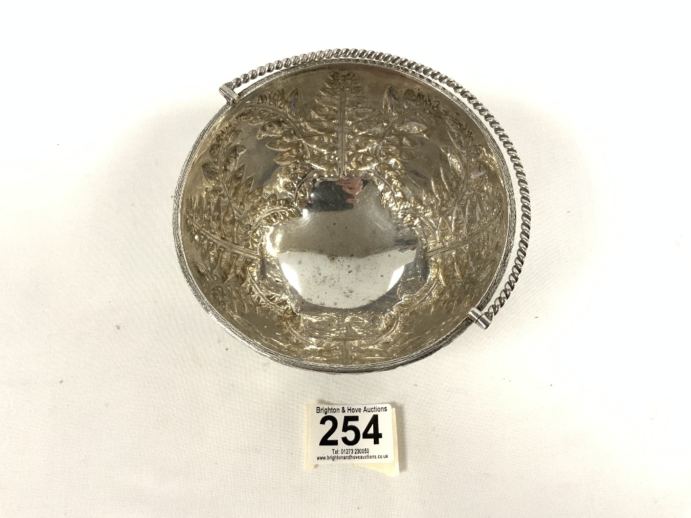 A VICTORIAN HALLMARKED SILVER SUGAR BOWL WITH SWING HANDLE ON FOUR SPLAYED FEET, LONDON 1868, - Image 2 of 5