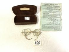 A PAIR OF ANTIQUE YELLOW METAL FRAMED SPECTACLES IN LEATHER CASE