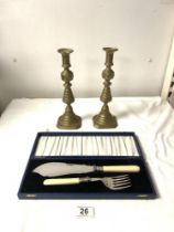 A PAIR OF VICTORIAN BRASS CANDLESTICKS 27CMS, AND PAIR OF FISH SERVERS IN CASE.