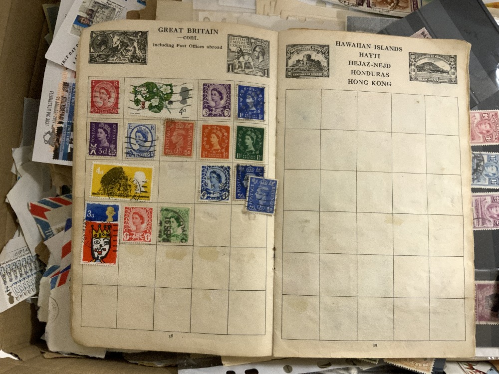 LARGE QUANTITY OF LOOSE STAMPS - Image 2 of 6