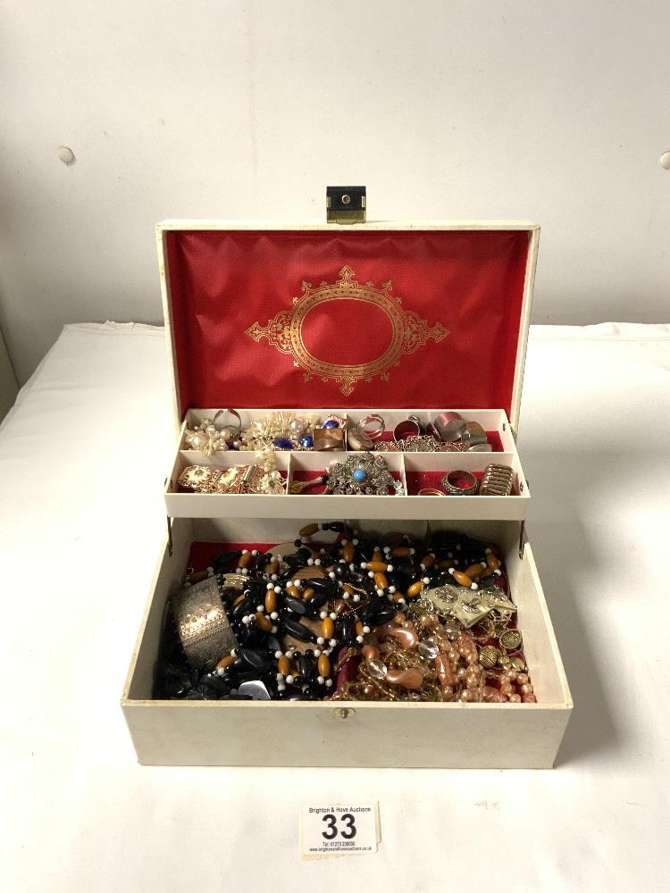 A QUANTITY OF MIXED COSTUME JEWELERY.