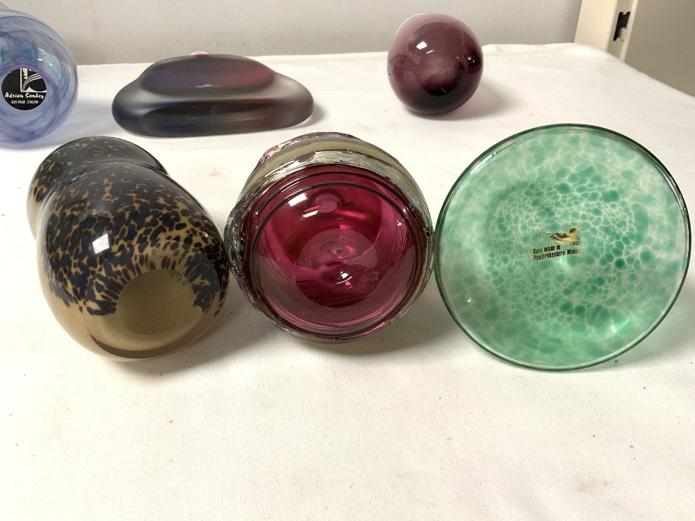 A QUANTITY OF MIXED COLOURED GLASSWARE- INCLUDES IRRIDESCENT SCENT BOTTLES, A SWAN, OWL ETC. - Image 5 of 11