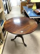 A CIRCULAR MAHOGANY SNAP TOP OCCASIONAL TABLE ON TRIPOD BASE AND BIRD CAGE MOVEMENT. 90 CMS
