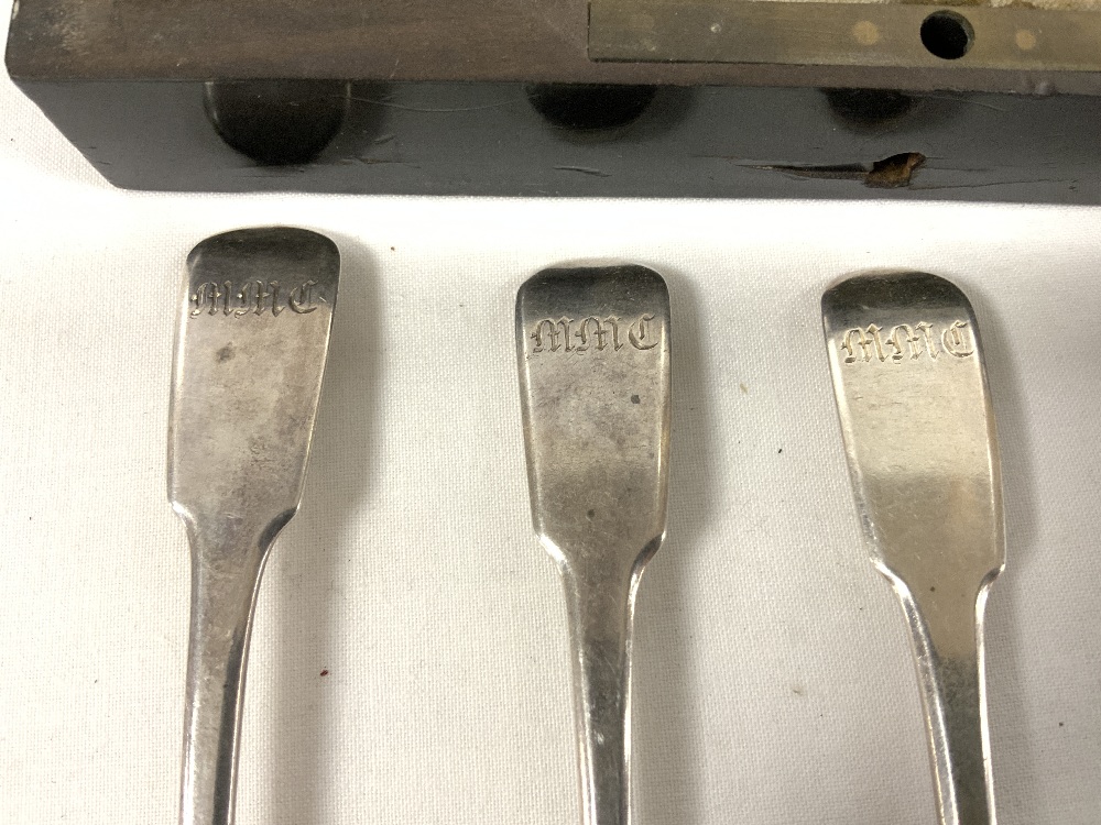 A SET OF TWELVE GEORGE III HALLMARKED SILVER TEASPOONS IN FITTED BRASS INLAID EBONISED BOX. LONDON - Image 4 of 8