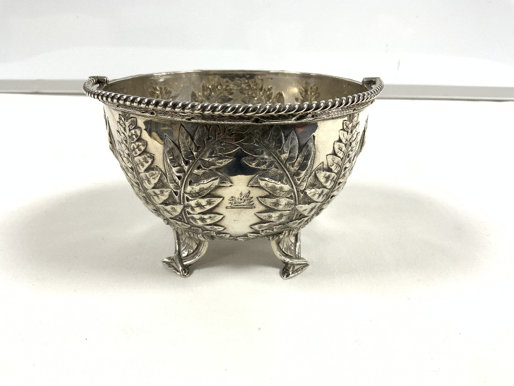 A VICTORIAN HALLMARKED SILVER SUGAR BOWL WITH SWING HANDLE ON FOUR SPLAYED FEET, LONDON 1868, - Image 3 of 5