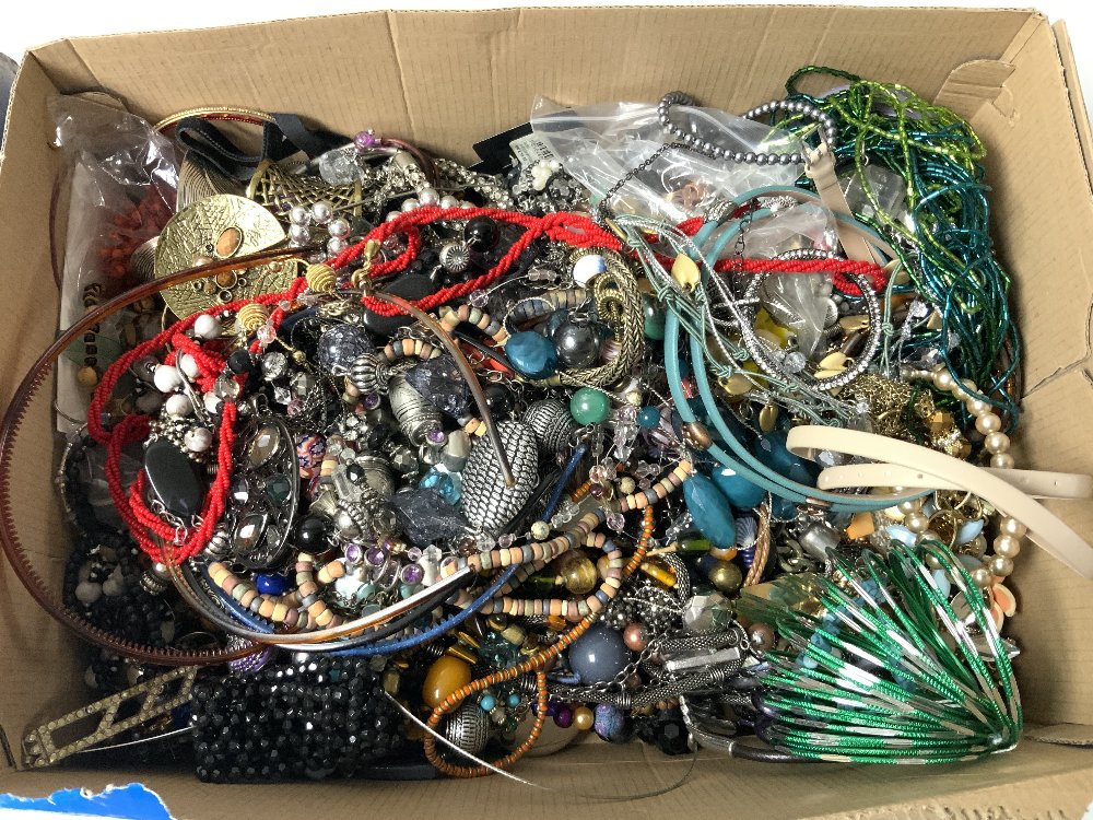 A QUANTITY OF MIXED COSTUME JEWELLERY. - Image 2 of 3