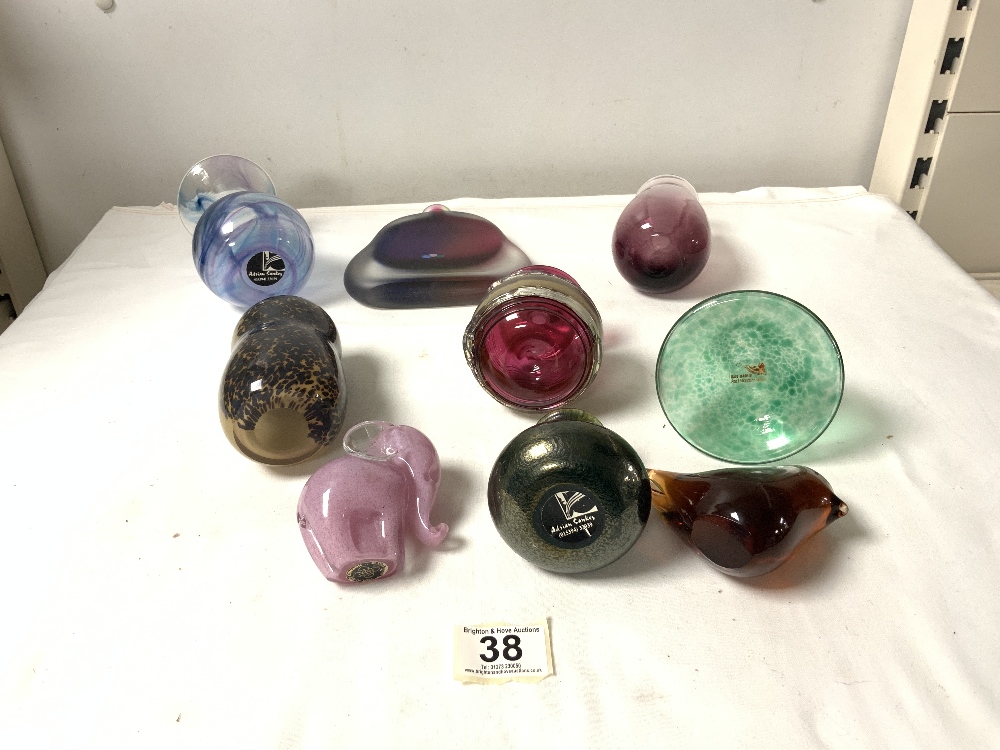 A QUANTITY OF MIXED COLOURED GLASSWARE- INCLUDES IRRIDESCENT SCENT BOTTLES, A SWAN, OWL ETC. - Image 3 of 11