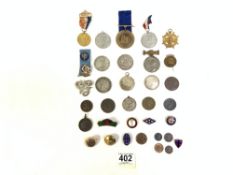 A SILVER GILT MASONIC MEDALION, MIXED COINS AND BADGES AND MEDALIONS.