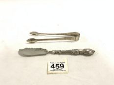 A PAIR OF GE0RGIAN HALLMARKED SILVER BRIGHT CUT SUGAR TONGS AND A VICTORIAN HALLMARKED SILVER BUTTER