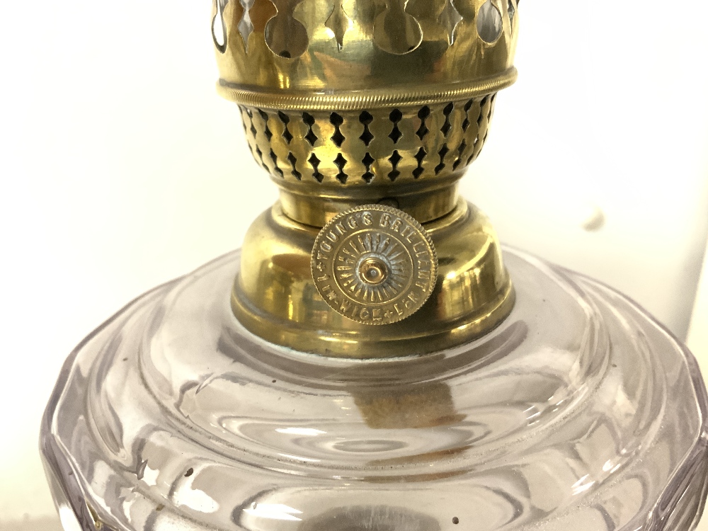 A VICTORIAN IRON-BASED OIL LAMP WITH A GLASS FRONT, AND A LATER BRASS OIL LAMP WITH SHADE. - Image 3 of 4