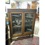 EDWARDIAN OAK DISPLAY CABINET WITH DECORATIVE STAINED LEAD GLASS 107 X 137 X 32CM