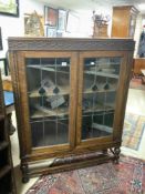 EDWARDIAN OAK DISPLAY CABINET WITH DECORATIVE STAINED LEAD GLASS 107 X 137 X 32CM