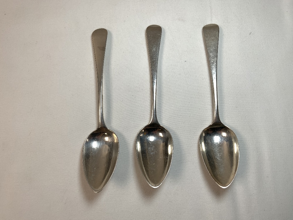 A SET OF SIX GEORGE III SILVER DESSERT SPOONS; LONDON 1805; MAKER WILLIAM SUMNER 1; 209 GMS - Image 3 of 8