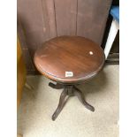 A REPRODUCTION CIRCULAR MAHOGANY OCCASIONAL TABLE. 50CMS DIAMETER.