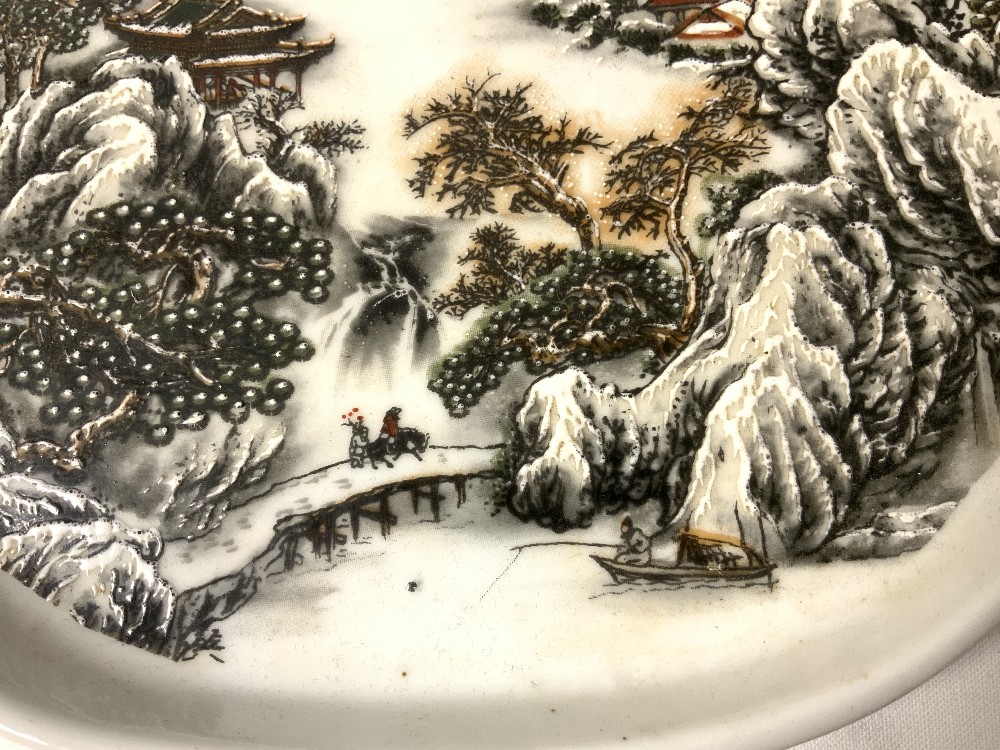 A CHINESE PORCELAIN QUATREFOIL SHAPED DISH WITH PAINTED LANDSCAPE, 23 X17.5 CMS. - Image 3 of 4