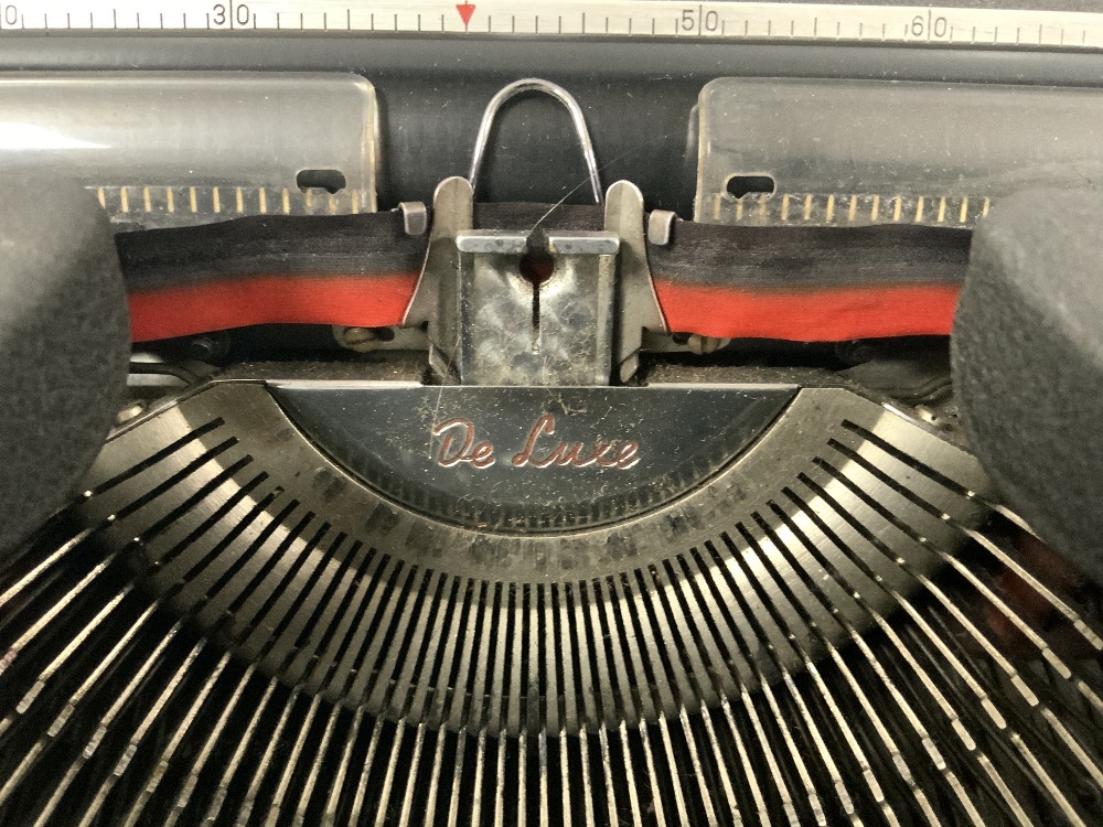 VINTAGE OLYMPIA TYPEWRITER (1375086) - Image 3 of 9