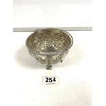 A VICTORIAN HALLMARKED SILVER SUGAR BOWL WITH SWING HANDLE ON FOUR SPLAYED FEET, LONDON 1868,