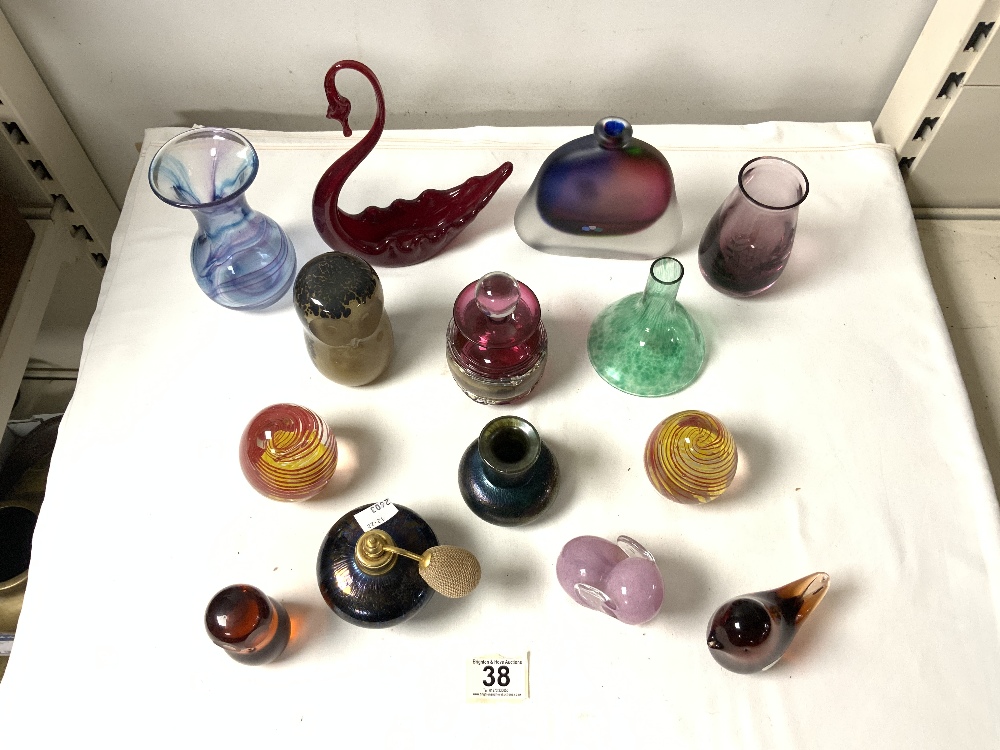 A QUANTITY OF MIXED COLOURED GLASSWARE- INCLUDES IRRIDESCENT SCENT BOTTLES, A SWAN, OWL ETC. - Image 2 of 11