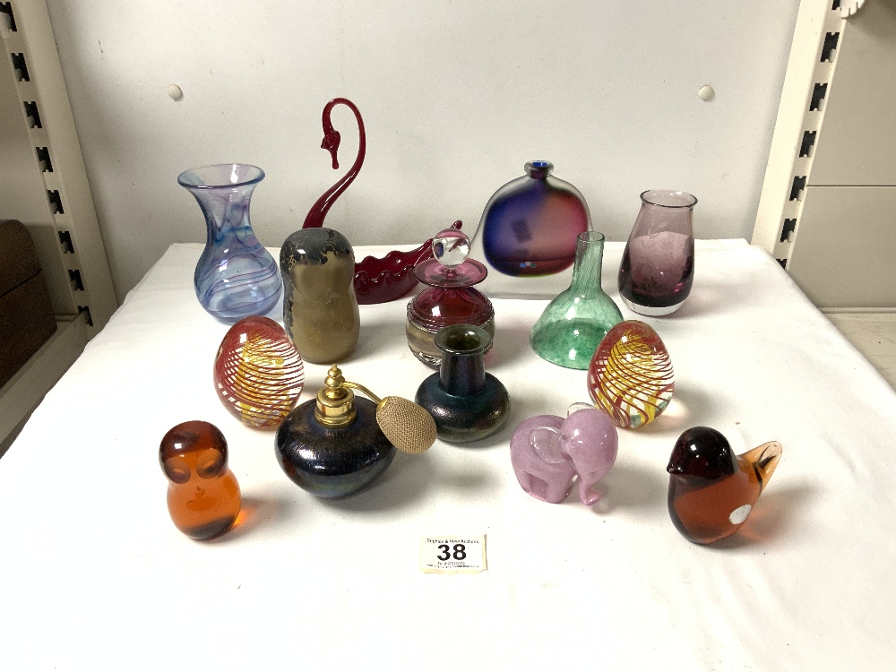 A QUANTITY OF MIXED COLOURED GLASSWARE- INCLUDES IRRIDESCENT SCENT BOTTLES, A SWAN, OWL ETC.