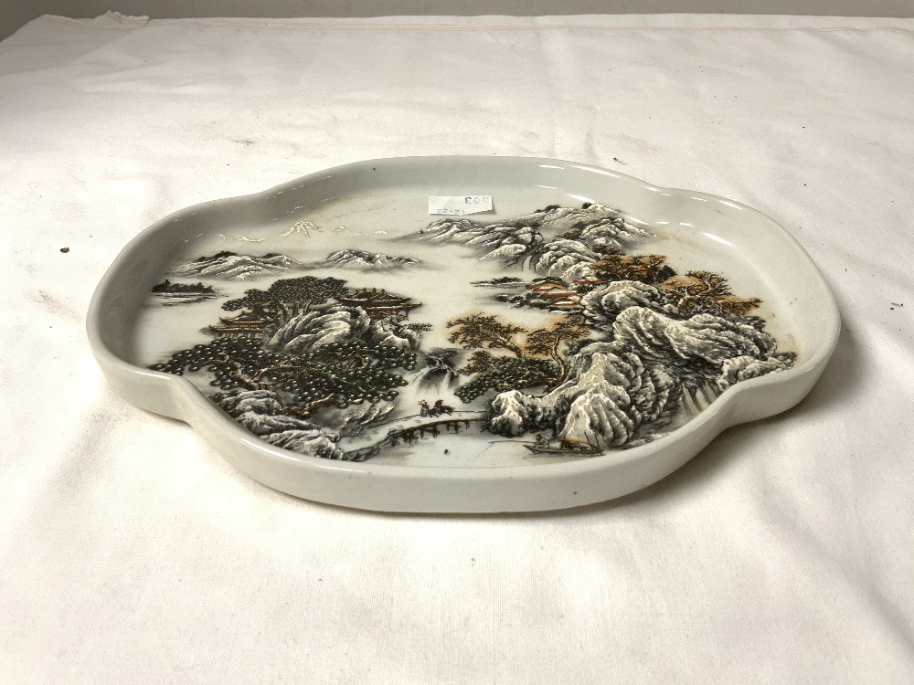 A CHINESE PORCELAIN QUATREFOIL SHAPED DISH WITH PAINTED LANDSCAPE, 23 X17.5 CMS. - Image 2 of 4