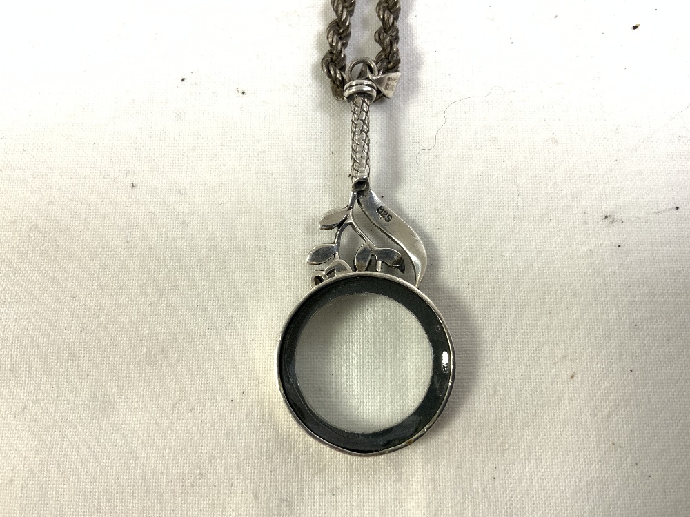 A 925 SILVER AND MARCASITE FRAMED MAGNIFYING GLASS ON SILVER ROPE TWIST CHAIN - Image 4 of 4