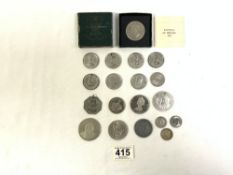 A QUANTITY OF COMMEMORATIVE COINS - INCLUDES FESTIVAL 0F BRITAIN 1951, GEORGE V, AND OTHERS.