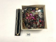 MIXED COSTUME JEWELLERY NECKLACES, BROOCHES AND MORE INCLUDING A SILVER CLASP AND PEARL NECKLACE