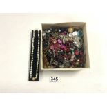 MIXED COSTUME JEWELLERY NECKLACES, BROOCHES AND MORE INCLUDING A SILVER CLASP AND PEARL NECKLACE