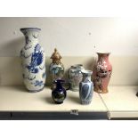 A CHINESE STYLE BLUE AND WHITE VASE, 45 CMS, FOUR OTHER MODERN CHINESE DESIGN VASES AND A JUG.
