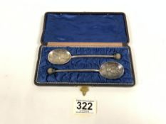 A PAIR OF SILVER PLATED BERRY SPOONS IN CASE