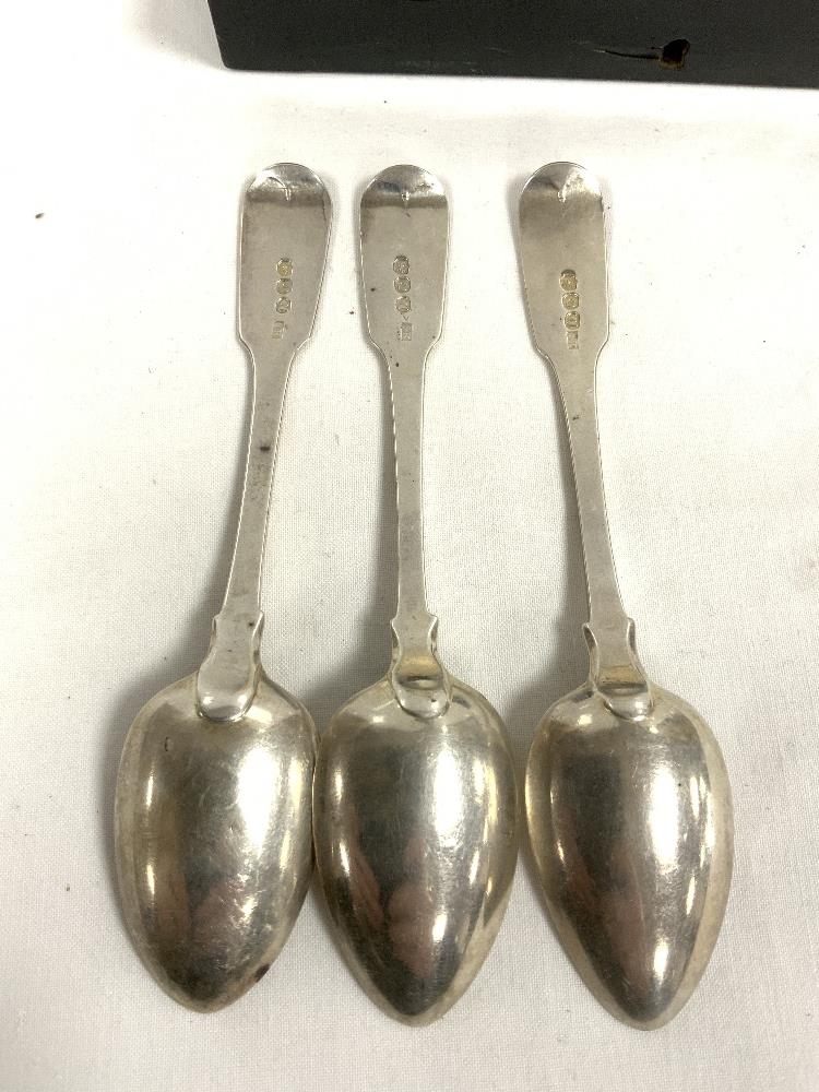 A SET OF TWELVE GEORGE III HALLMARKED SILVER TEASPOONS IN FITTED BRASS INLAID EBONISED BOX. LONDON - Image 5 of 8