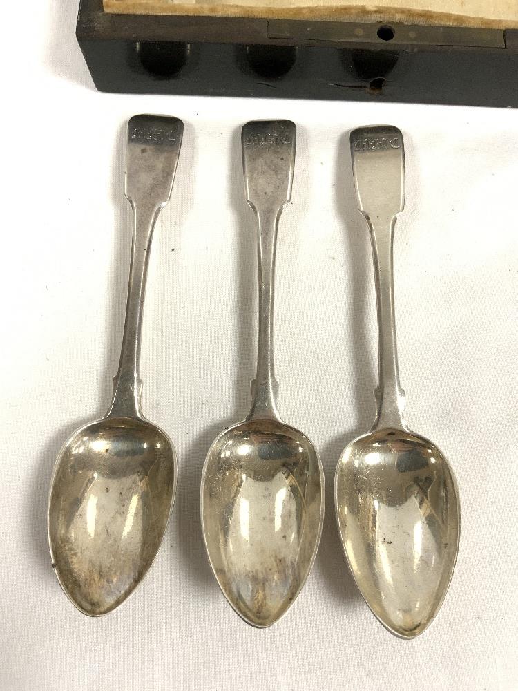 A SET OF TWELVE GEORGE III HALLMARKED SILVER TEASPOONS IN FITTED BRASS INLAID EBONISED BOX. LONDON - Image 3 of 8