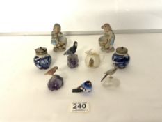 A PAIR OF CONTINENTAL PORCELAIN FIGURES, TWO BLUE AND WHITE PORCELAIN SALT AND PEPPER AND BIRD ON