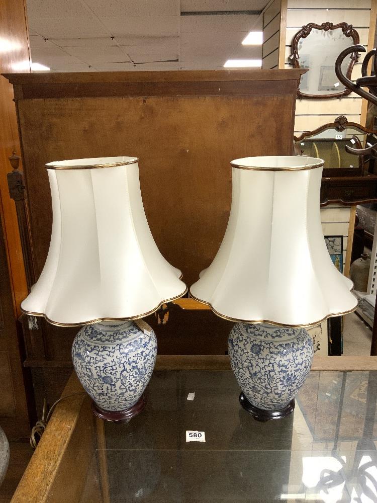 A PAIR OF MODERN CHINESE DESIGN BLUE AND WHITE VASE LAMPS, 26 CMS.