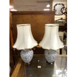 A PAIR OF MODERN CHINESE DESIGN BLUE AND WHITE VASE LAMPS, 26 CMS.