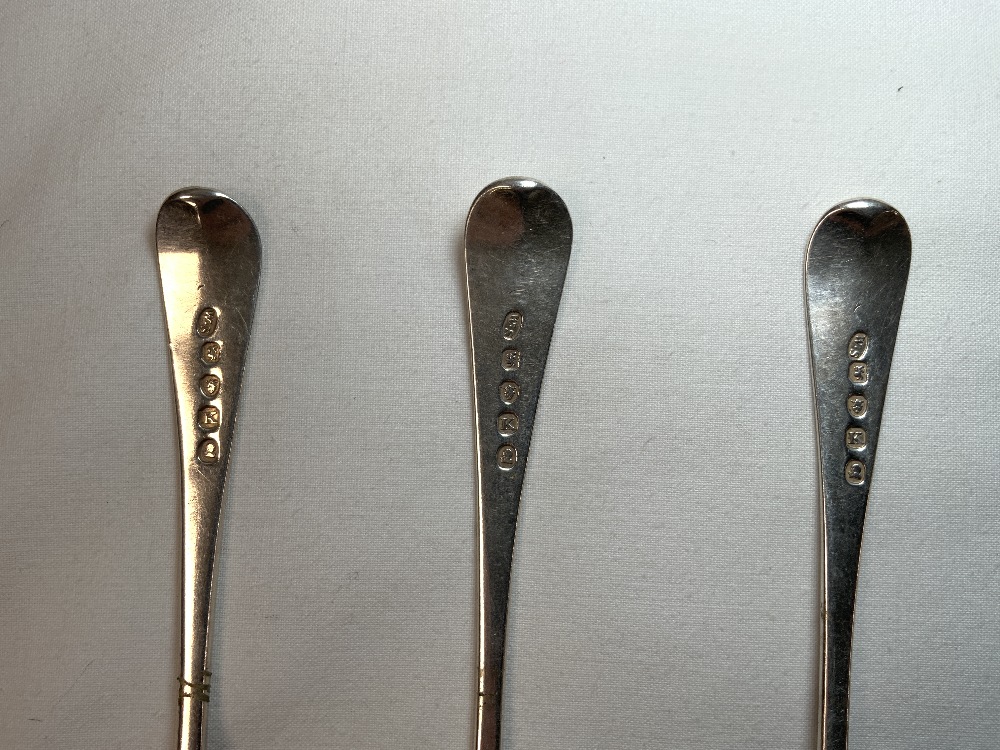 A SET OF SIX GEORGE III SILVER DESSERT SPOONS; LONDON 1805; MAKER WILLIAM SUMNER 1; 209 GMS - Image 6 of 8